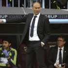 Zidane, en el banquillo de La Rosaleda