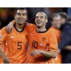 Van Bronckhorst y Sneijder celebran el pase de Holanda a la final del Mundial.