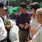 Isabel Carrasco conversa con varios vecinos durante su visita de ayer a Sahagún