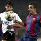 Marc Overmars controla la pelota en presencia del valencianista Ayala, durante el partido de ayer