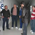 Los encerrados enseñan a los dirigentes de IU las habitaciones del centro sanitario
