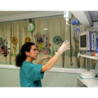 Una enfermera coloca suero en la UCI pediátrica.