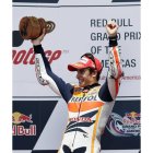 Marc Márquez celebra su victoria en el podio de Austin.