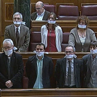 Los diputados de Izquierda Plural se pusieron una mordaza en la boca durante el debate.