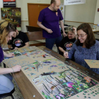 Estudiantes estudian las piezas ante el gran puzzle, ayer en Biológicas y Ambientales. SECUNDINO PÉREZ