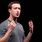al presidente de Facebook, Mark Zuckerberg, mientras interviene en una presentación durante el Mobile World Congress, celebrado en Barcelona