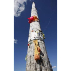 Amuletos clavados a la Cruz de Ferro.