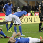 Los jugadores italianos, abatidos tras caer eliminados.