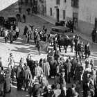 Concurso de burros en la plaza Mayor en la Feria de 1942.