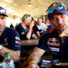 Stéphane Peterhansel y Sebastien Loeb, en el comedor de Peugeot del Dakar.