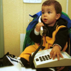 Un niño con un teléfono fijo, hace veinte años. JESÚS  F. SALVADORES
