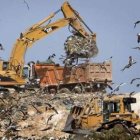 Las máquinas retiran basura para acercarse a la zona vertida en enero