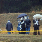 Policías japoneses inspeccionan el escenario del crimen.