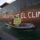 Activistas de Greenpeace bloquearon ayer la decarga de carbón de un barco coreano en Tarragona