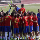 Los jugadores de la selección española mantean a Paco Alcácer para celebrar su veintitrés cumpleaños. SERGIO BARRENECHEA