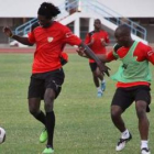 Adebayor entrena junto a su compañero Serge Akakpo.