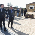 El consejero Juan Carlos Suárez-Quiñones, junto al alcalde Gumersindo Castro. CAMPILLO