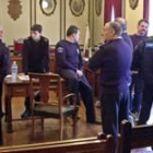 La plantilla de policías municipales de Andoáin inició ayer un encierro en el Ayuntamiento