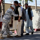 Registros en el checkpoint del aeropuerto internacional Hamid Karzai de Kabul. STRINGER