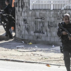 Miembros de la policia realizan este lunes 12 de junio un operativo contra el narcotrafico en una favela.