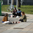 Varios jóvenes de 'botellón'