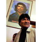 Evo Morales, con una imagen del Che Guevara a su espalda