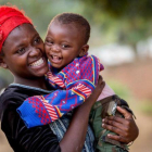 Una joven con su hijo de un año y dos meses, usuarios de un programa de apoyo de Unicef en Malawi.