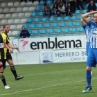 Iago Díaz lamenta las ocasiones falladas por la Deportiva, que impidieron un nuevo triunfo blanquiazul en el Toralín. ANA F. BARREDO