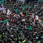 Partidarios de Park Geun-hye protestan frente a la sede del Constitucional, en Seúl.
