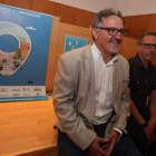 El concejal Carlos Fernández, ayer al presentar con dos técnicos la Semana de la Movilidad. ANA F. BARREDO