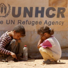 Dos niños sirios juegan en el campo de refugiados de Zaatari en Mafraq (Jordania), en una imagen de agosto del 2012.