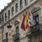 Banderas a media asta en la Diputación de León durante la crisis sanitaria por el coronavirus. F. Otero Perandones.