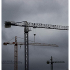 Grúas en un polígono en construcción en Pamplona. JESÚS DIGES