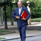 El ministro de Industria Miguel Sebastián a la salida del Consejo de Ministros de ayer.