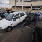 La adjudicataria comenzó ayer a llevarse parte de los 140 vehículos-chatarra del párking municipal. RAMIRO