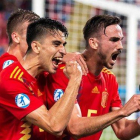 Fabián Ruiz celebra con sus comoañeros el tercer gol de la selección española.