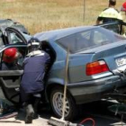 Los Bomberos tratan de sacar a una víctima en un accidente en Segovia