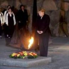 Angela Merkel inclina la cabeza ante la Llama Eterna en el Salón del Recuerdo