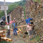 Antiguos vecinos de San Adrián de Valdueza, ya jubilados, aprovechan su oficio de albañiles para restaurar la vieja escuela.
