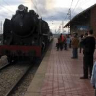 El convoy conducido por la Mikado entra en la estación de Astorga