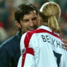 Luis Figo saluda a su compañero de equipo, David Beckham