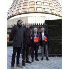Los políticos socialistas, ayer, ante el TC tras presentar el recurso de amparo. BALLESTEROS