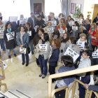 Los trabajadores protestaron antes de la reunión.