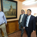 El presidente del organismo provincial en compañía del alcalde ayer en el Ayuntamiento .