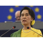 La líder birmana Aung San Suu Kyi recoge el premio Sájarov en Estrasburgo.