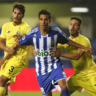 Joan Oriol y Toribio sujetan a Juande en un lance del partido de Copa del Rey disputado en El Madrigal