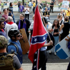Supremacistas blancos con la bandera confederada en las protestas de Charlottesville en 2017