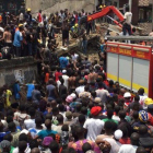 Tumulto frente al edificio de una escuela derrumbado en Nigeria.
