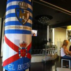 La gran bandera blanquiazul que lució el año pasado frente a El Plantío vuelve a adornar una fachada