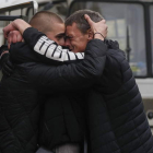 Un padre se despide de su hijo entre lágrimas en su despedida a la guerra. YURI KOCHETKOV